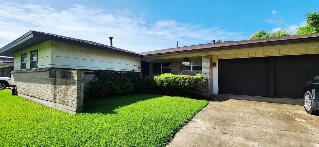 1735 W 10th Street, Freeport, TX 77541