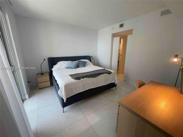 1300 Brickell Bay Dr 2304, Miami, FL 33131