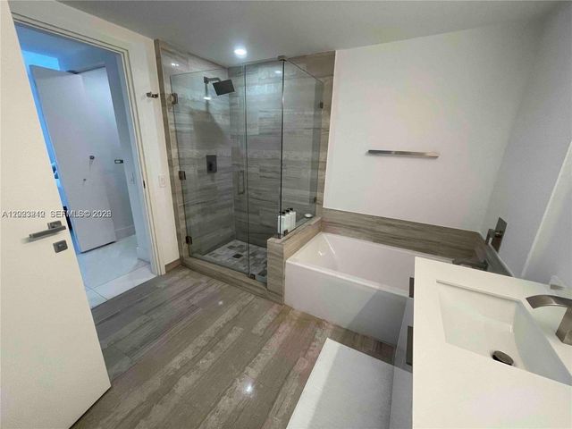 1300 Brickell Bay Dr 2304, Miami, FL 33131