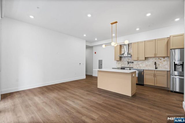 21 Lincoln Park 203, Newark, NJ 07102