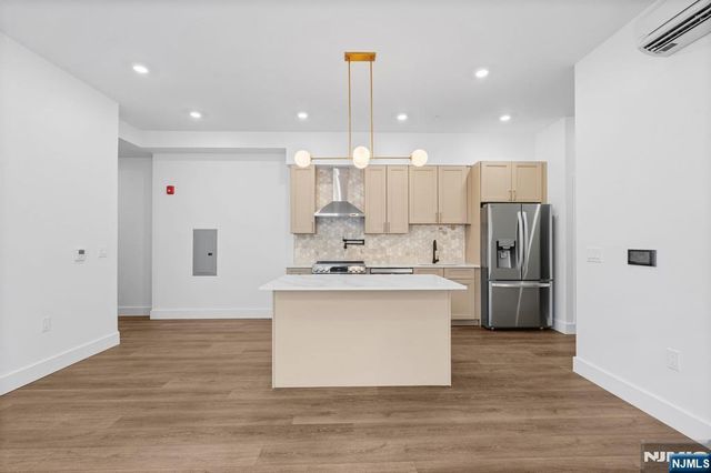 21 Lincoln Park 203, Newark, NJ 07102