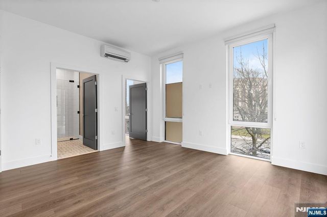 21 Lincoln Park 203, Newark, NJ 07102