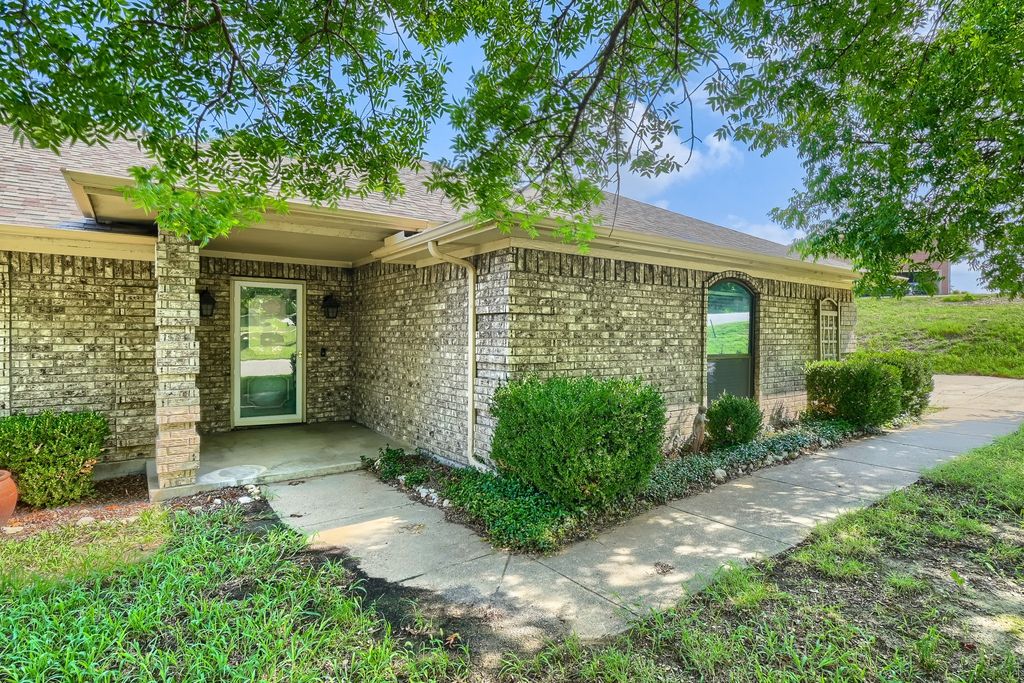 8821 Glen Hollow Drive, Fort Worth, TX 76179