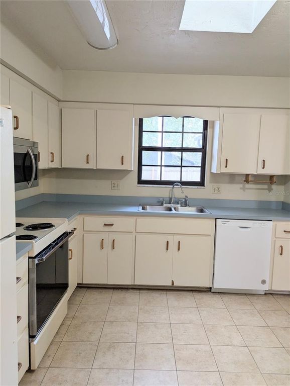 Image 3 of property listing at 2624 NW 4TH AVENUE, Gainesville, FL 32607