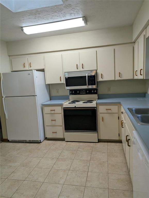 Image 4 of property listing at 2624 NW 4TH AVENUE, Gainesville, FL 32607