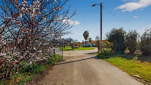 6400 E Hatch Rd, Hughson, CA 95326