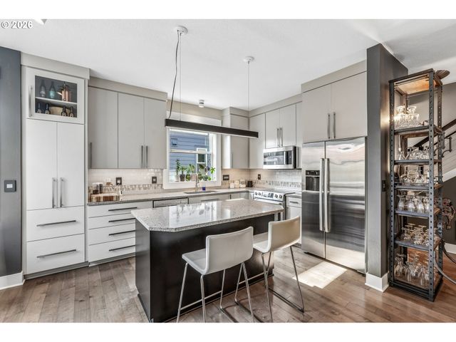 223 Ne IVY St A, Portland, OR 97212