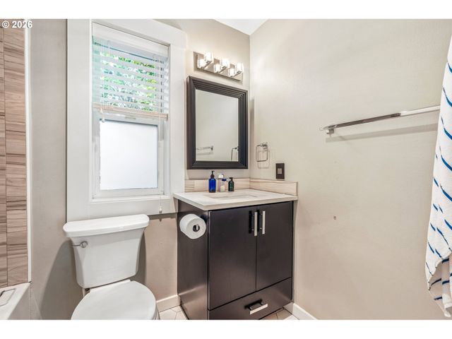 223 Ne IVY St A, Portland, OR 97212