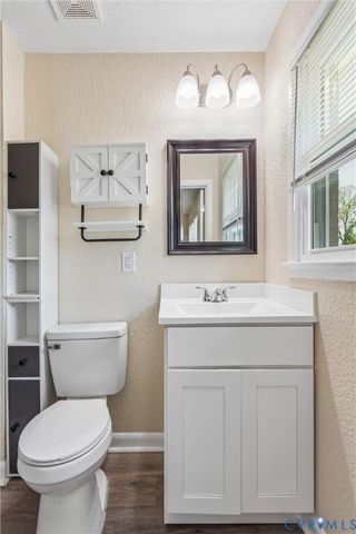 6 Barnes Ct, Hampton, VA 23664