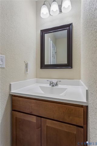 6 Barnes Ct, Hampton, VA 23664