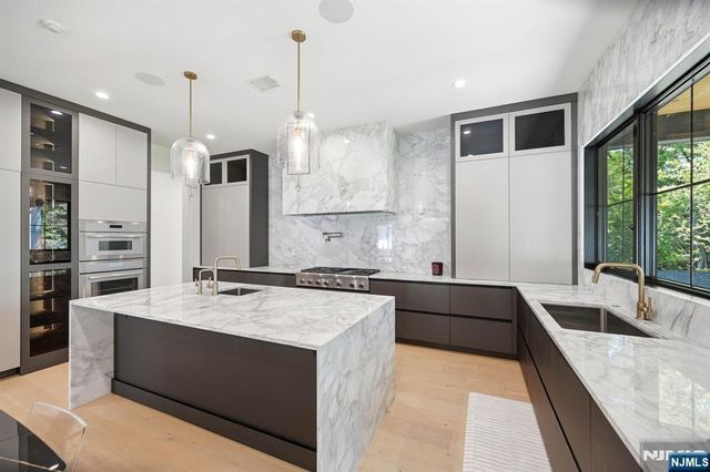 11 Forcier Court, Tenafly, NJ 07670