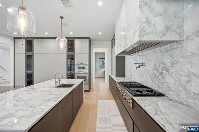 11 Forcier Court, Tenafly, NJ 07670