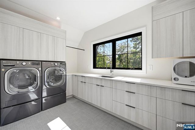11 Forcier Court, Tenafly, NJ 07670