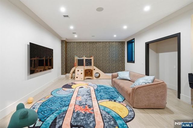 11 Forcier Court, Tenafly, NJ 07670