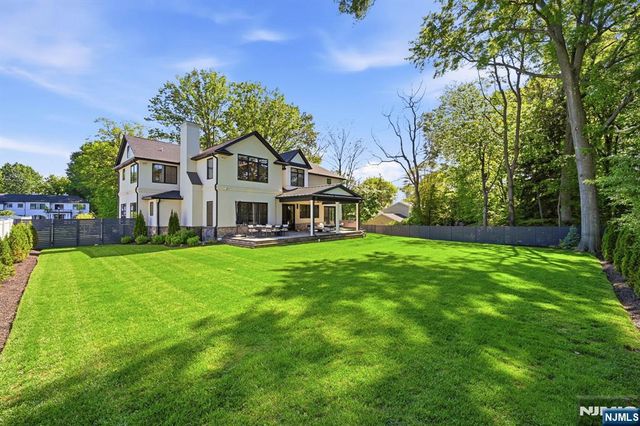 11 Forcier Court, Tenafly, NJ 07670