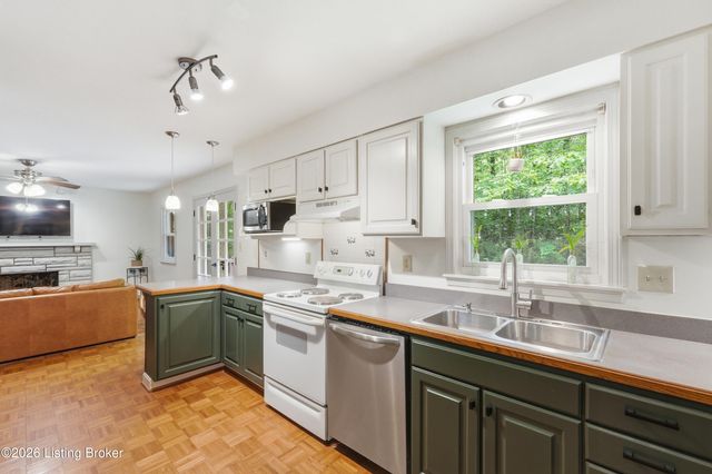 8000 Manslick Rd, Louisville, KY 40214