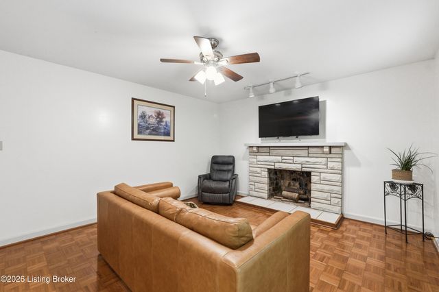 8000 Manslick Rd, Louisville, KY 40214