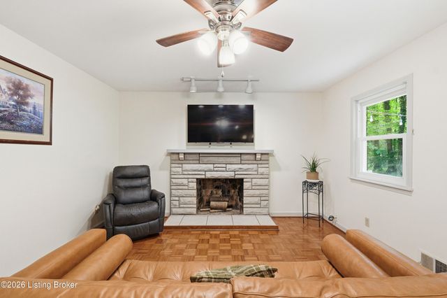 8000 Manslick Rd, Louisville, KY 40214