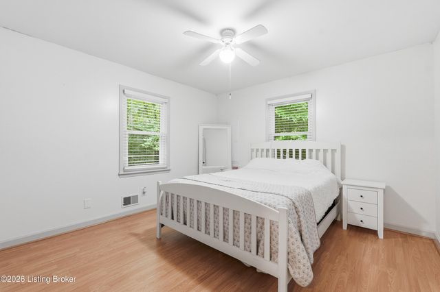 8000 Manslick Rd, Louisville, KY 40214