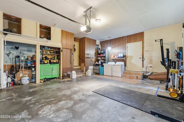 8000 Manslick Rd, Louisville, KY 40214