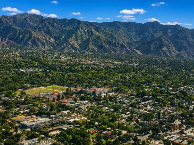 1394 N Raymond, Pasadena, CA 91103