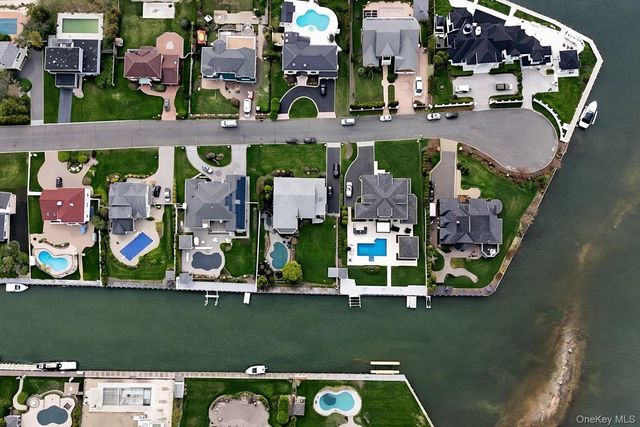31 Shoal Drive, West Islip, NY 11795