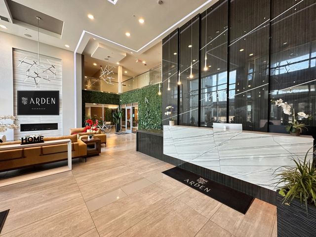 18W070 Royce Boulevard 410, Oakbrook Terrace, IL 60181