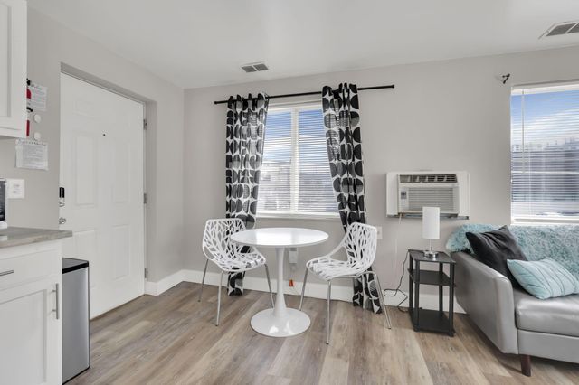 27 W 8th Avenue, Columbus, OH 43201