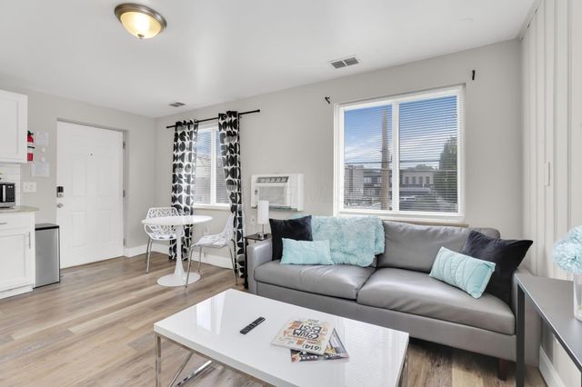 27 W 8th Avenue, Columbus, OH 43201
