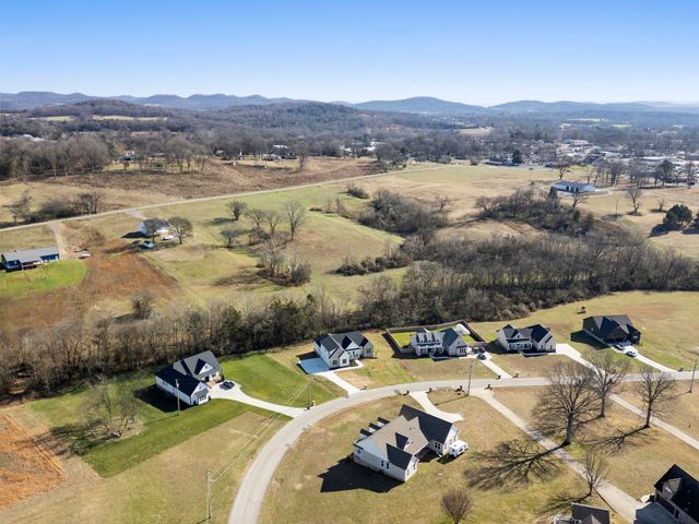 330 Thoroughbred Ln, Hartsville, TN 37074