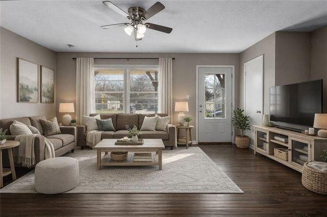 902 SW Lea Drive, Lee's Summit, MO 64081