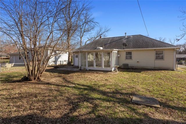 902 SW Lea Drive, Lee's Summit, MO 64081