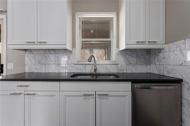 902 SW Lea Drive, Lee's Summit, MO 64081