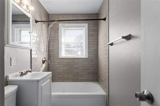 902 SW Lea Drive, Lee's Summit, MO 64081