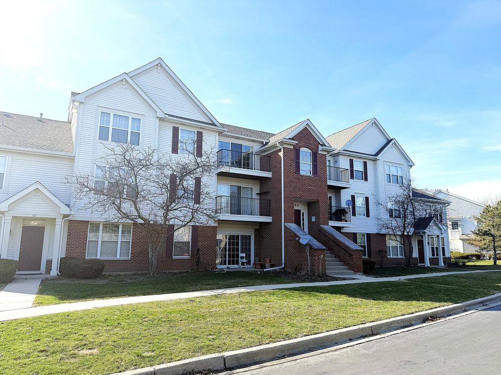 680 Mill Circle 203, Wheeling, IL 60090