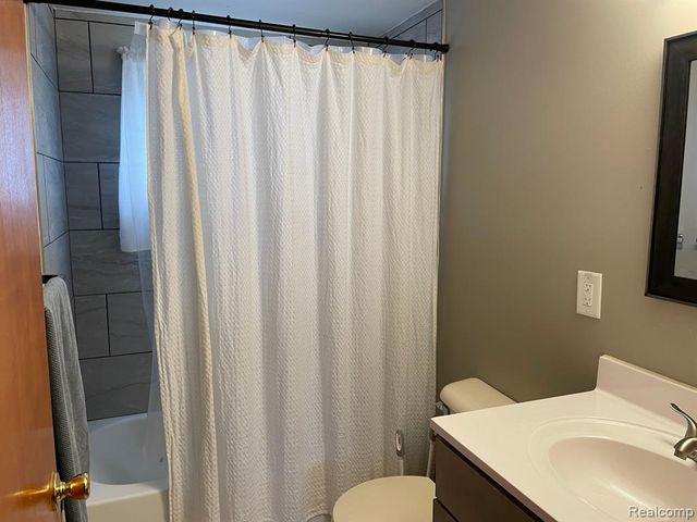 2434 N Long Lake Road, Fenton, MI 48430