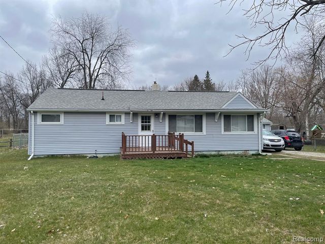 2434 N Long Lake Road, Fenton, MI 48430