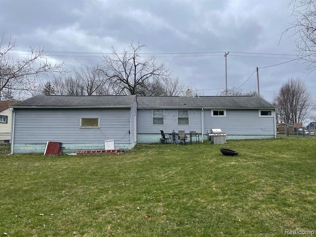 2434 N Long Lake Road, Fenton, MI 48430