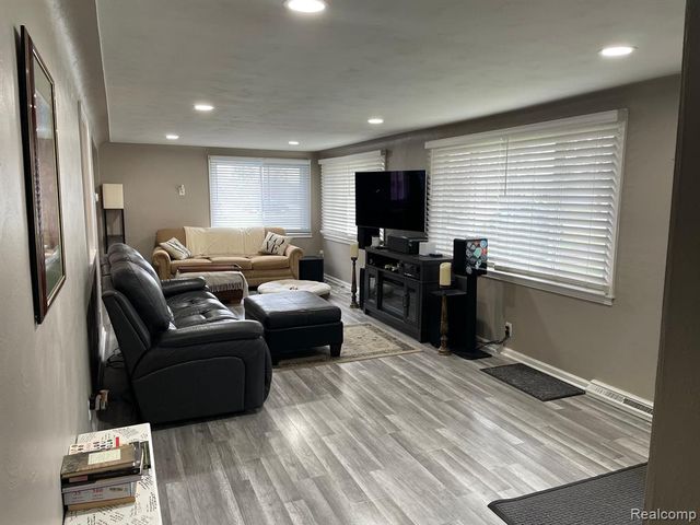 2434 N Long Lake Road, Fenton, MI 48430