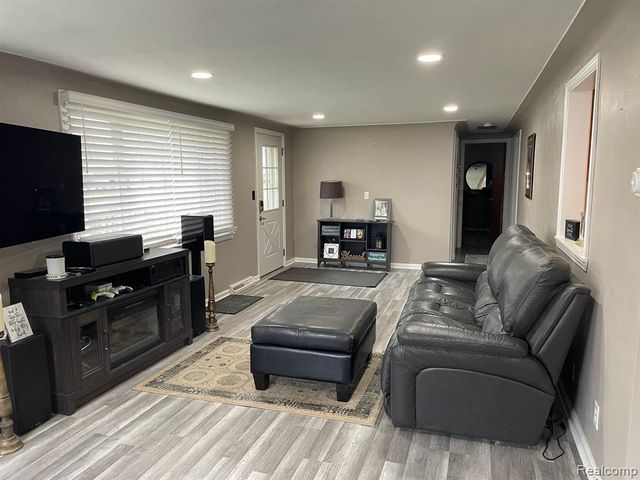 2434 N Long Lake Road, Fenton, MI 48430