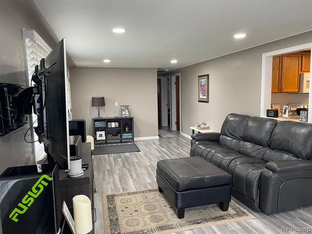 2434 N Long Lake Road, Fenton, MI 48430