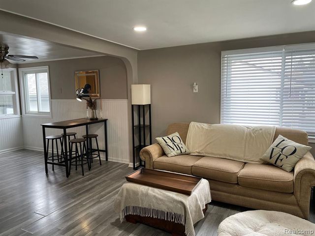 2434 N Long Lake Road, Fenton, MI 48430