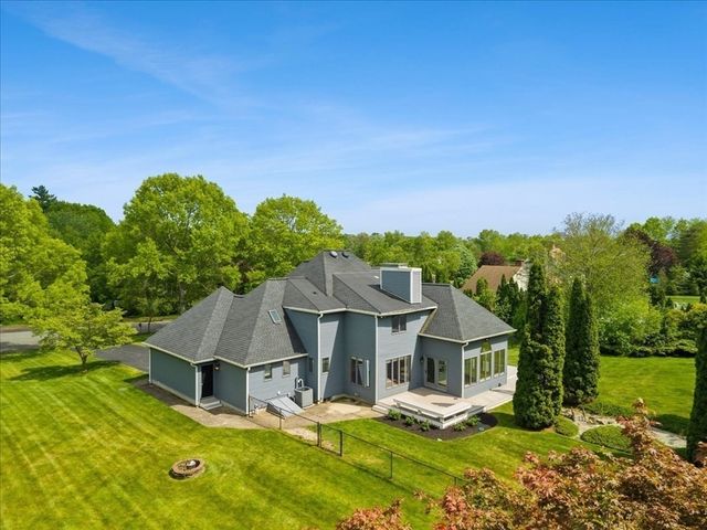 14 Fieldstone Ter, West Bridgewater, MA 02379