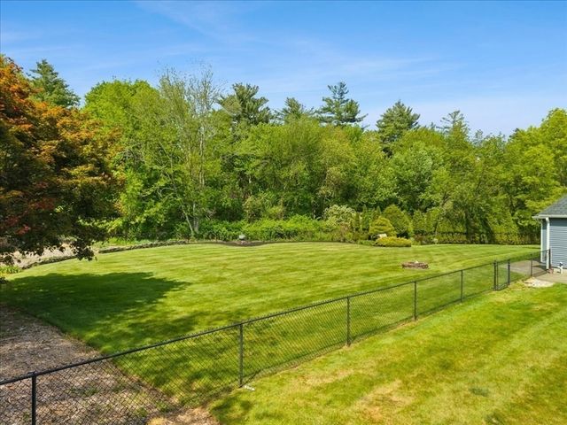 14 Fieldstone Ter, West Bridgewater, MA 02379