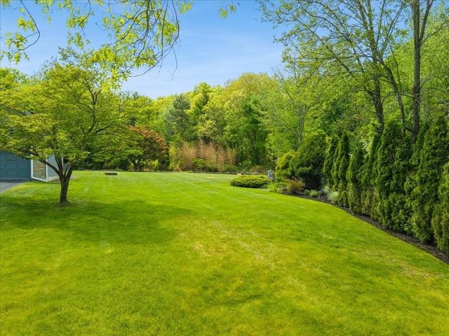 14 Fieldstone Ter, West Bridgewater, MA 02379