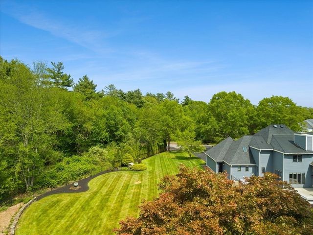 14 Fieldstone Ter, West Bridgewater, MA 02379