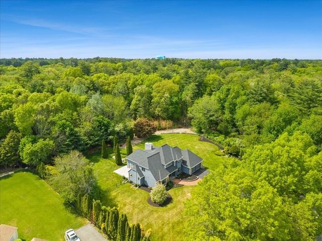 14 Fieldstone Ter, West Bridgewater, MA 02379
