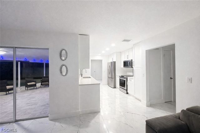 2208 SE 10th ST, Cape Coral, FL 33990