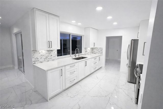 2208 SE 10th ST, Cape Coral, FL 33990