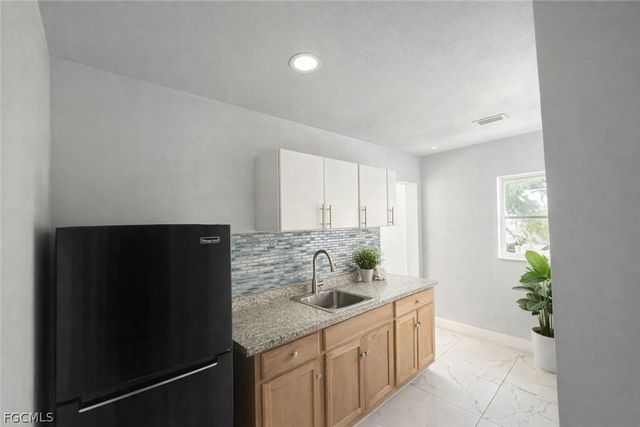 2208 SE 10th ST, Cape Coral, FL 33990